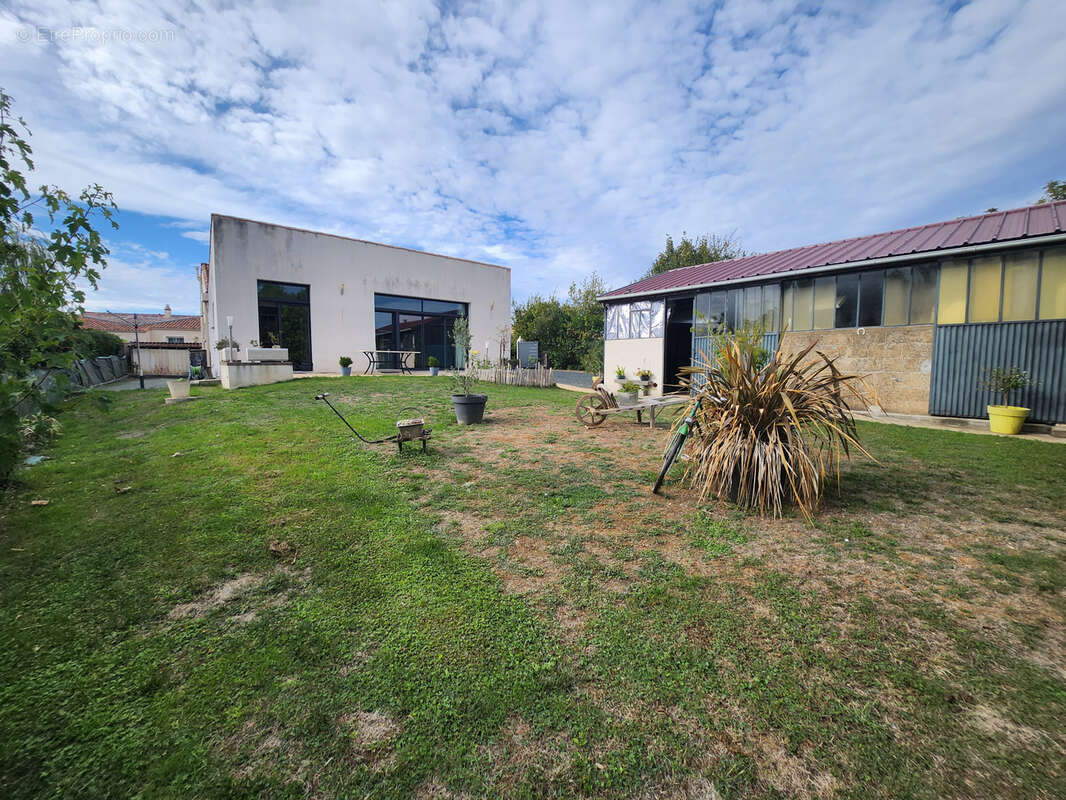 Maison avec 3 chambres dont une parentale, grande dépendance de 89m2 et spa intérieur. - photo 6