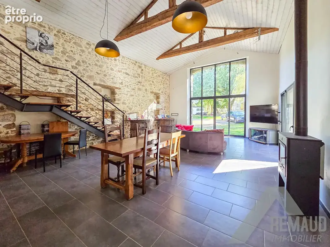 Grange Rénovée de 214 m² sur Terrain de 2973 m² - photo 2