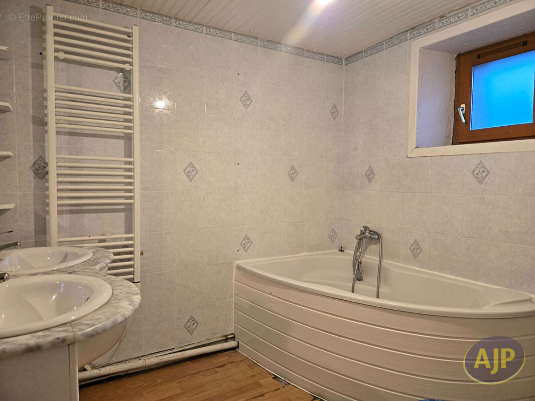 Maison à SAINT-JEAN-BREVELAY