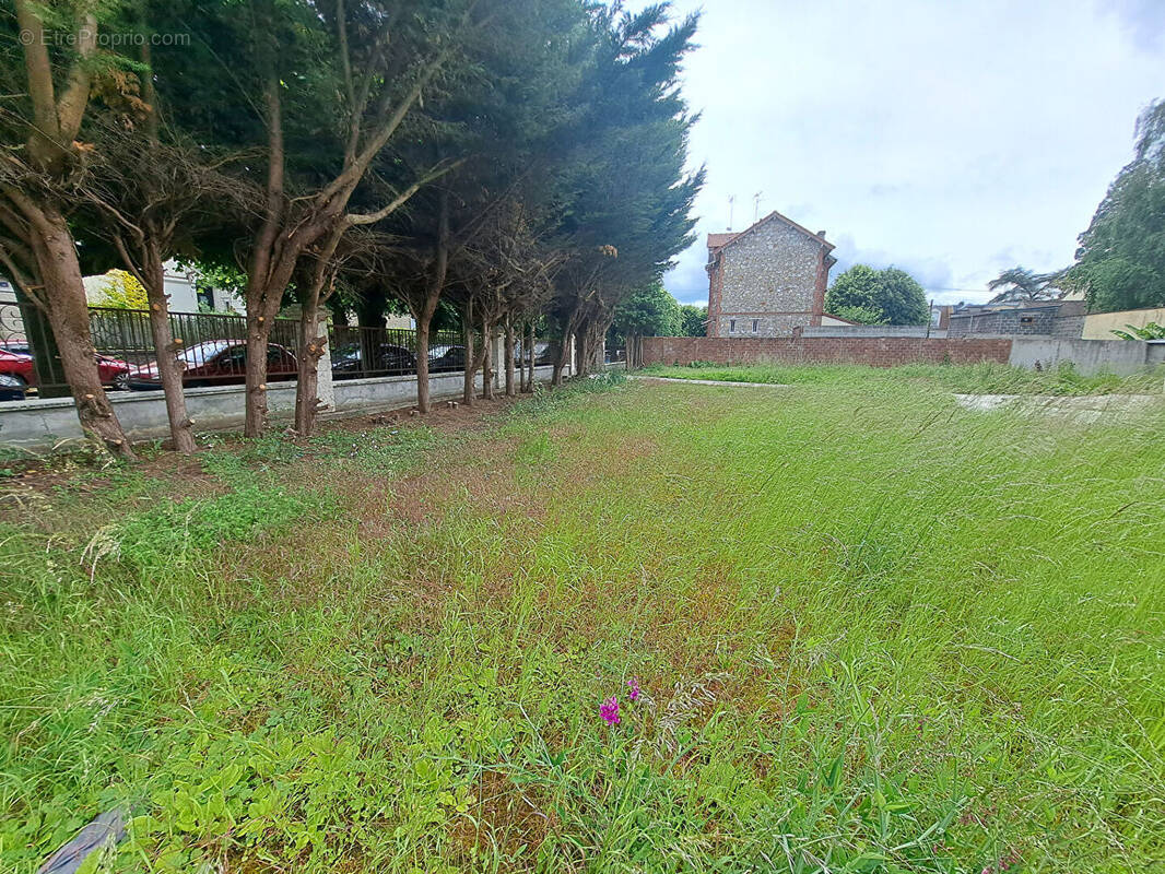 Terrain à BEAUMONT-SUR-OISE