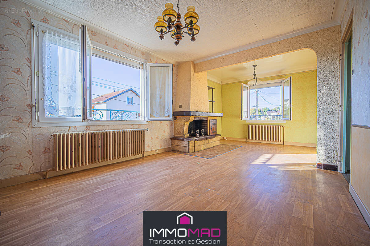 Maison à DUGNY-SUR-MEUSE