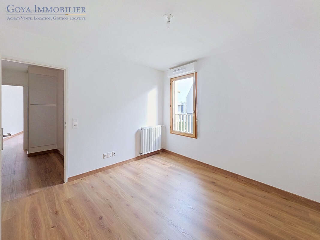 Bassins à Flot   T2 avec balcon filant de 15 m2 et parking - photo 9