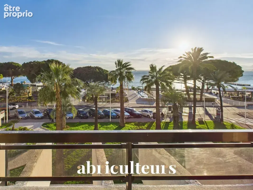 Élégant appartement rénové - 4 Pièces - Terrasse - 84m² - Vue mer panoramique - Juan-les-Pins - photo 3