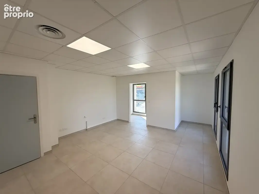 Bureau 28 m2 à Lorgues - photo 2