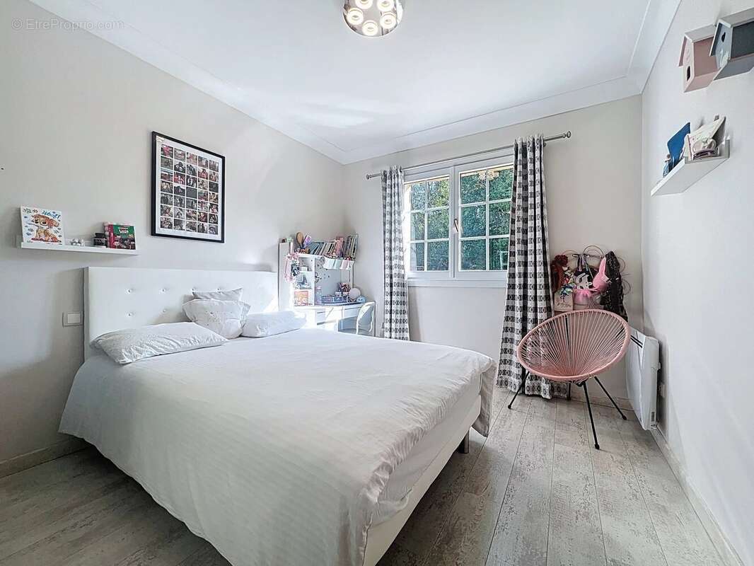 Maison à LA ROQUETTE-SUR-SIAGNE