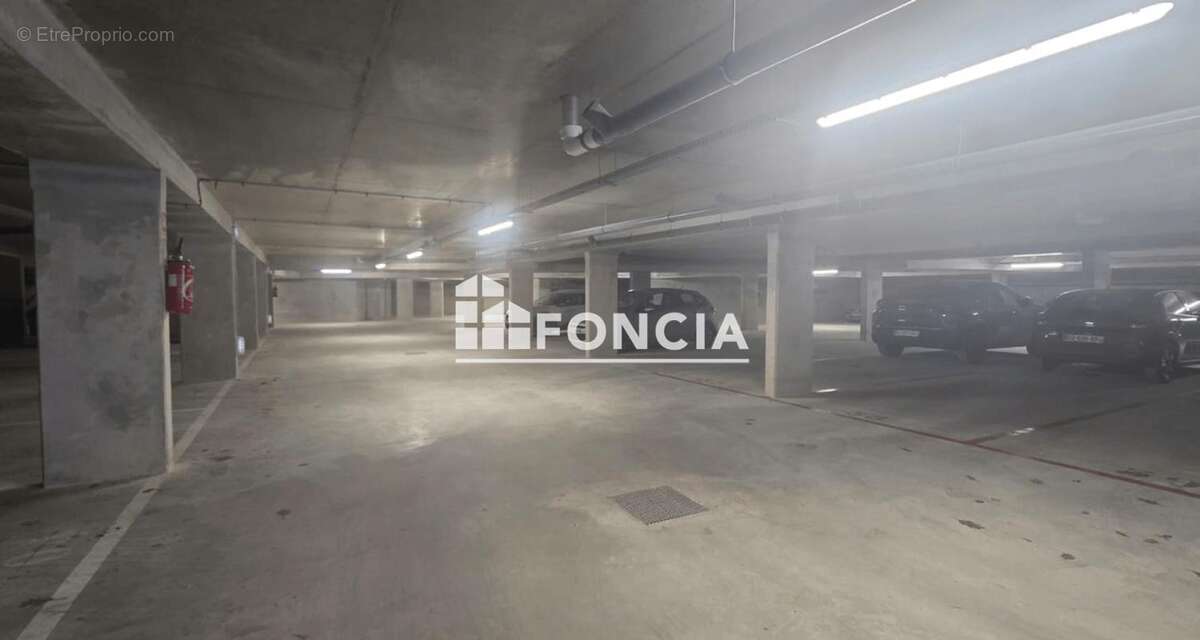 Parking à LOUVRES