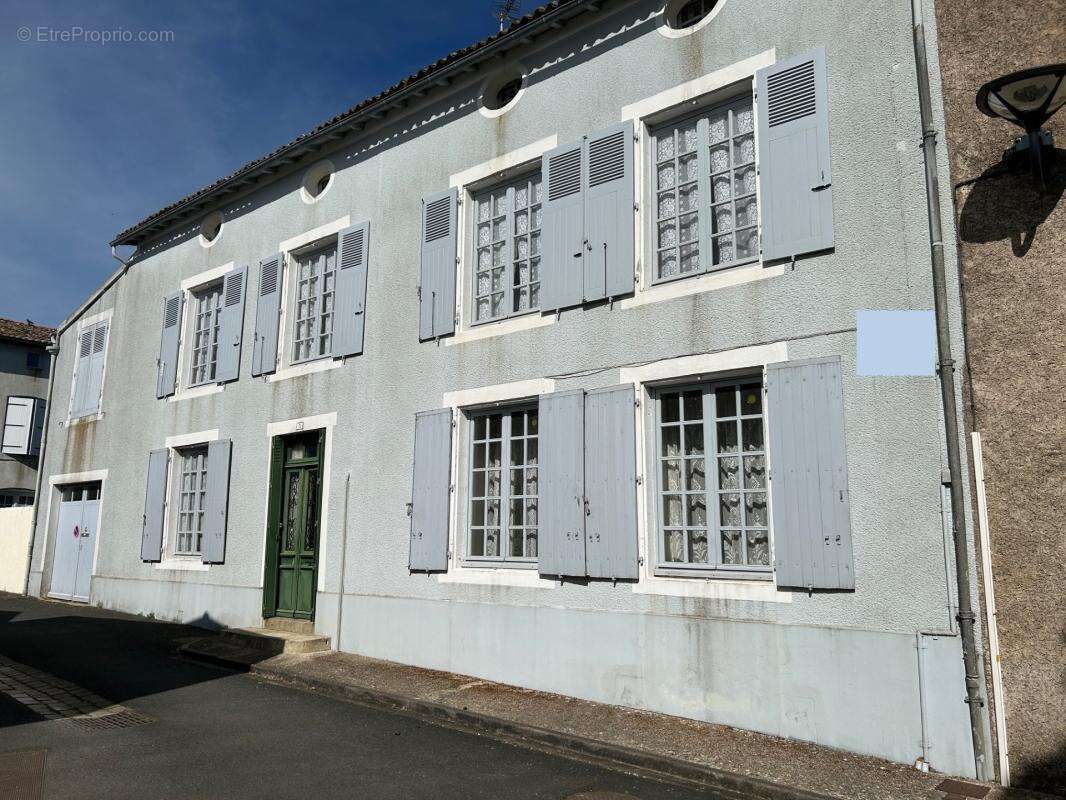 Grande maison de bourg avec cachet, 3 chambres (possibilités ++), beaux volumes, espaces aménageables, jardin - photo 2
