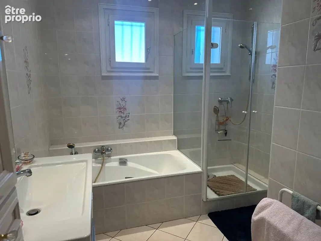 Grézieu-la-varenne - 142 m² - 3/4 chambres -terrain 1 500 m²  - tout à pied - photo 7