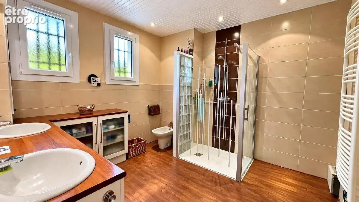 La fraîcheur d'un espace boisé, autour de cette maison offrant 200 m² de potentiel habitable grâce à un projet d'aménagement con - photo 5
