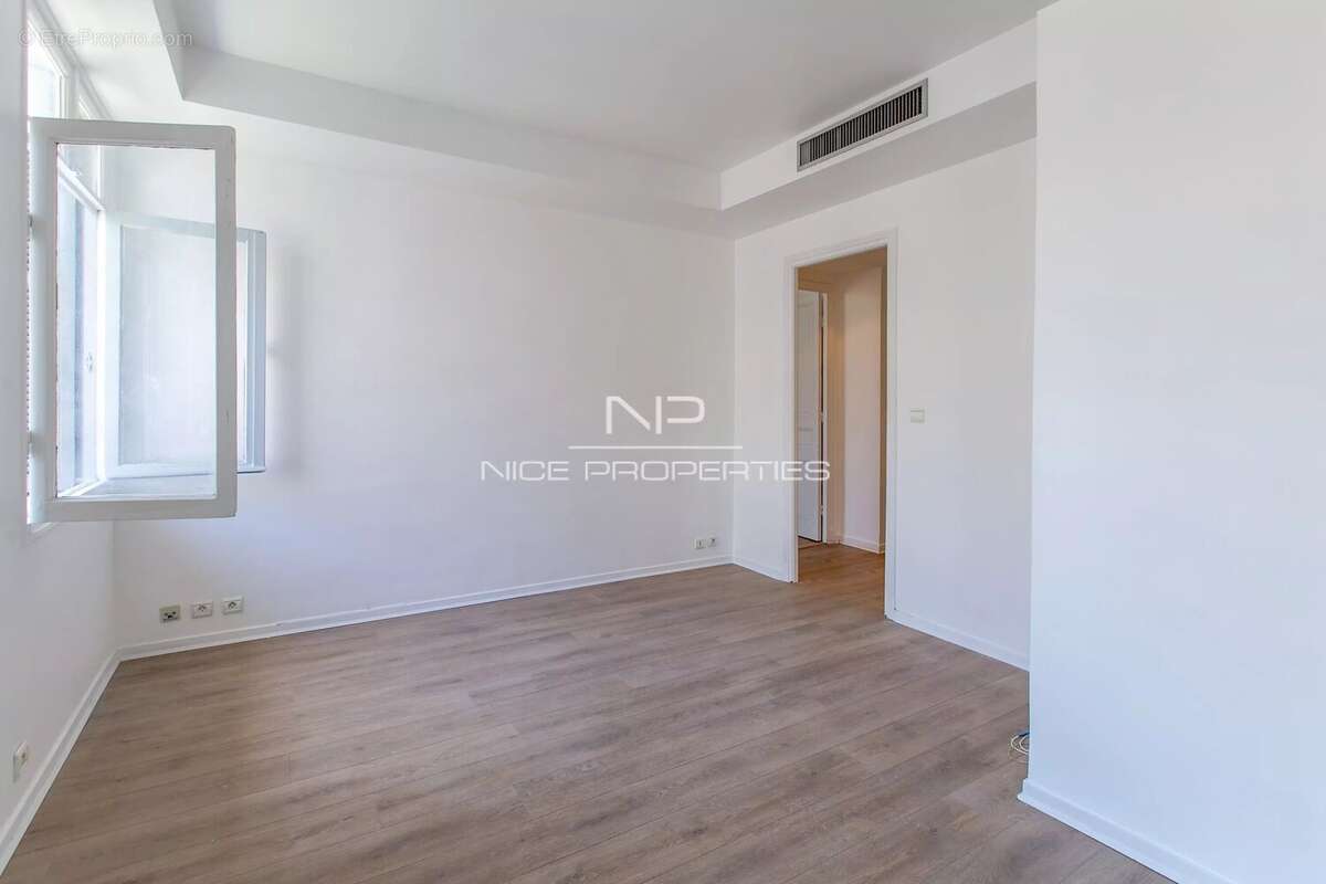 Nice carré d'or, 2 pièces dans une résidence élégante, étage élevé, plein sud - photo 3