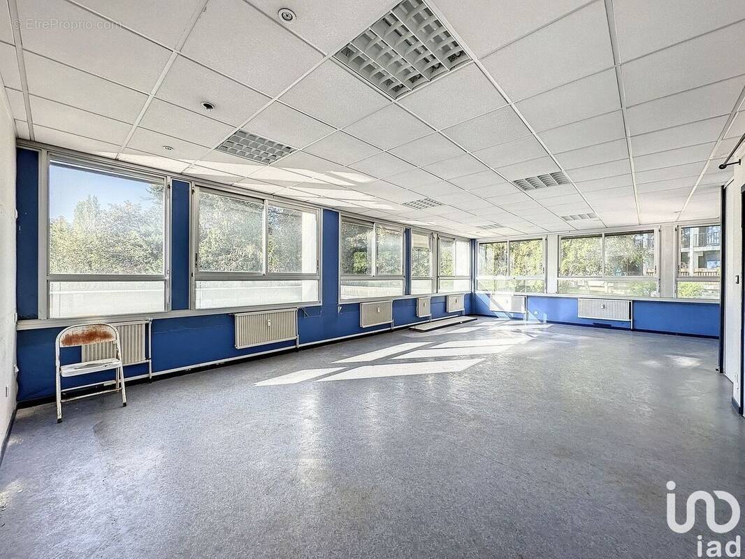 Photo 1 - Commerce à SEYNOD