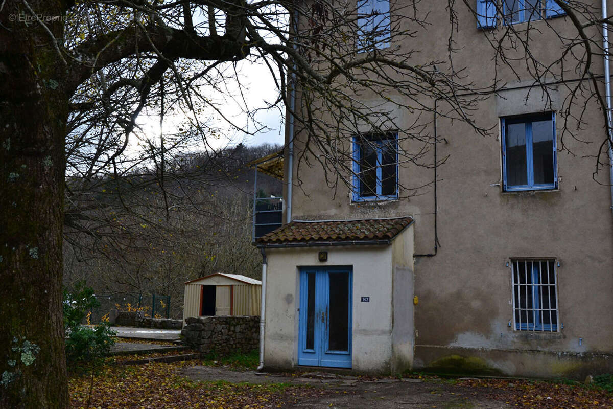 Courniou dans hameau maison T5 avec jardin terrasse garage et annexes - photo 3