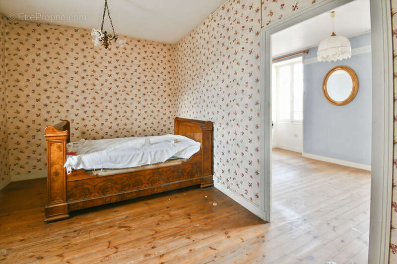 Maison à BRIZAMBOURG