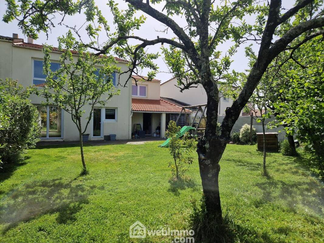 Très joli jardin à l'arrière - Maison à LA ROCHE-SUR-YON