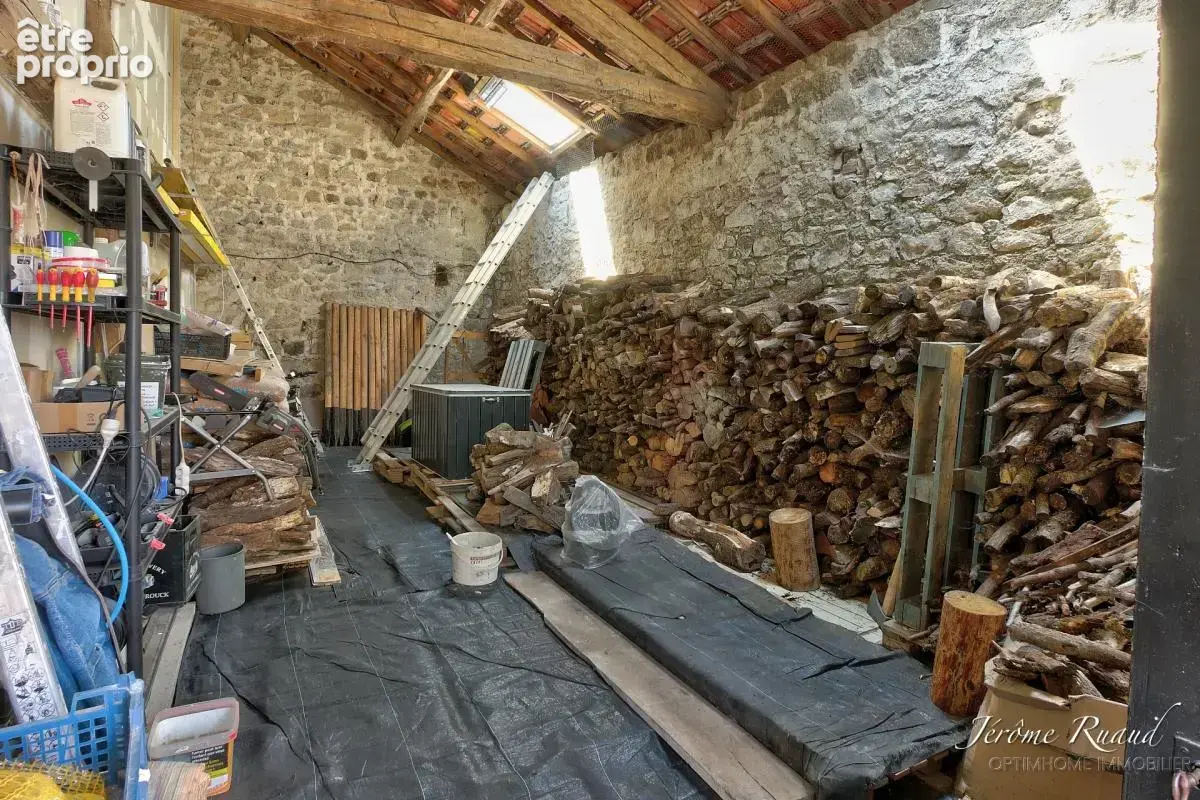  205 m² rénovés – 4 chambres + bureau – 4 523 m² de terrain, grange et garage - photo 13