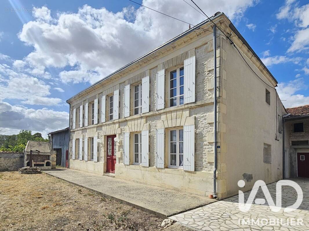 Photo 1 - Maison à LOIRE-SUR-NIE