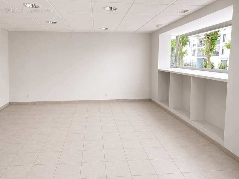 Local commercial avec vitrine et appartement T3 – Bien rare à usage mixte - photo 3