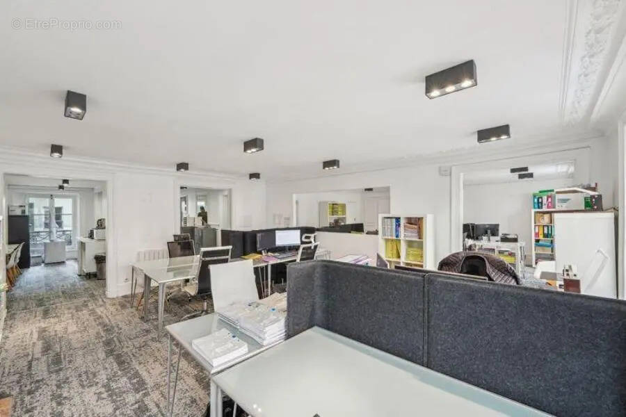 Commerce à PARIS-8E