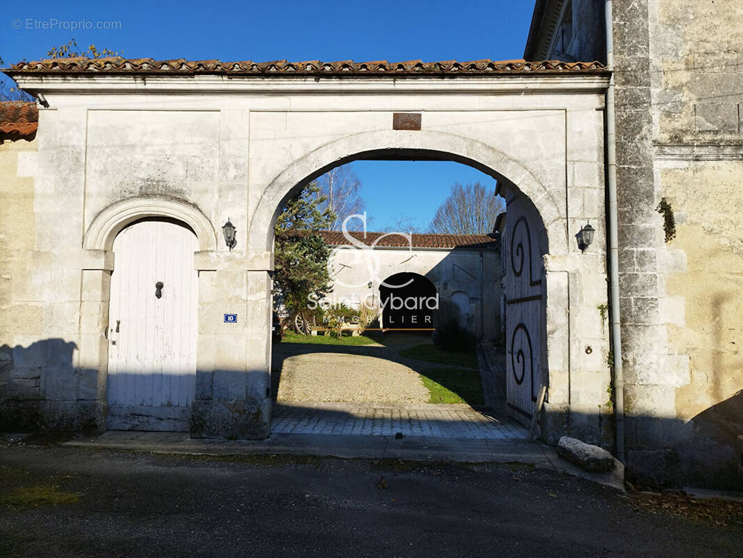 Maison à DOUZAT