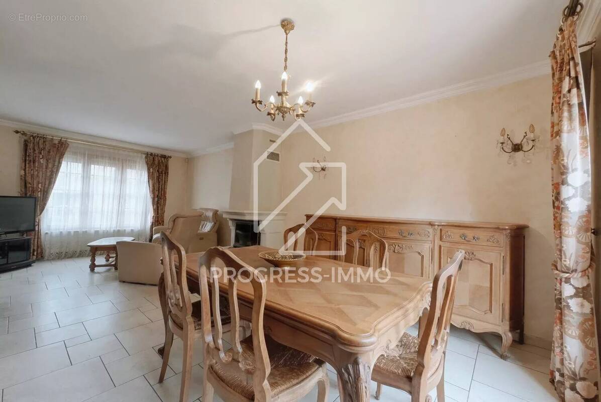 Maison à COMBS-LA-VILLE