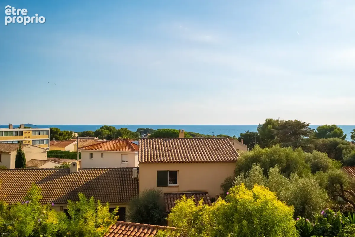 Proche calanques et commerces, exceptionnel T3/4 en duplex avec vue mer et 2 parkings - photo 1