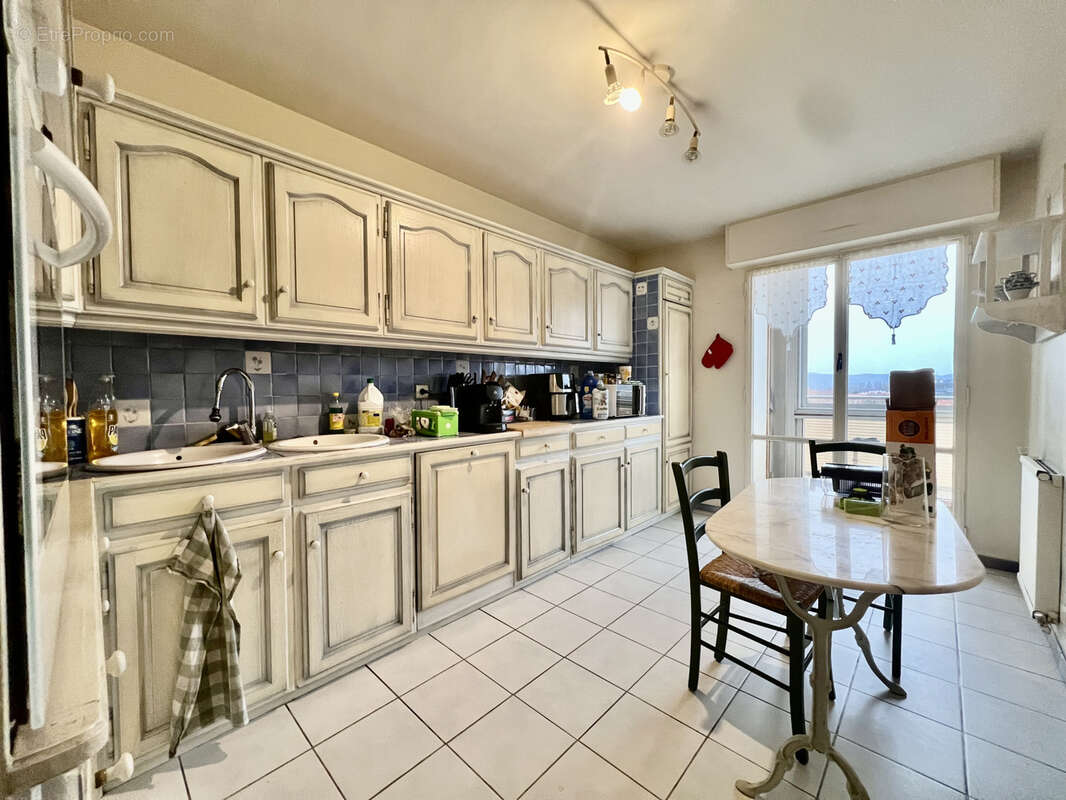 Appartement à BAGNOLS-SUR-CEZE