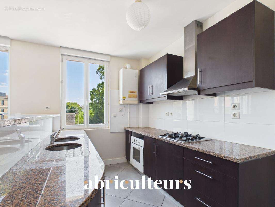 Appartement  hyper lumineux en vente à Bordeaux Rue de Pessac (33000) - photo 2