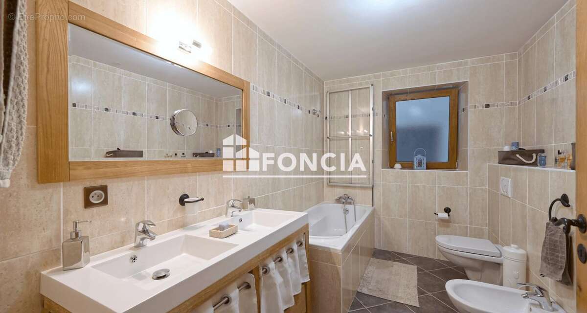  RARE À LA VENTE – Maison de caractère avec fort potentiel – 133 m² habitables – Terrasses, jardin, garage de 60 m² - photo 8