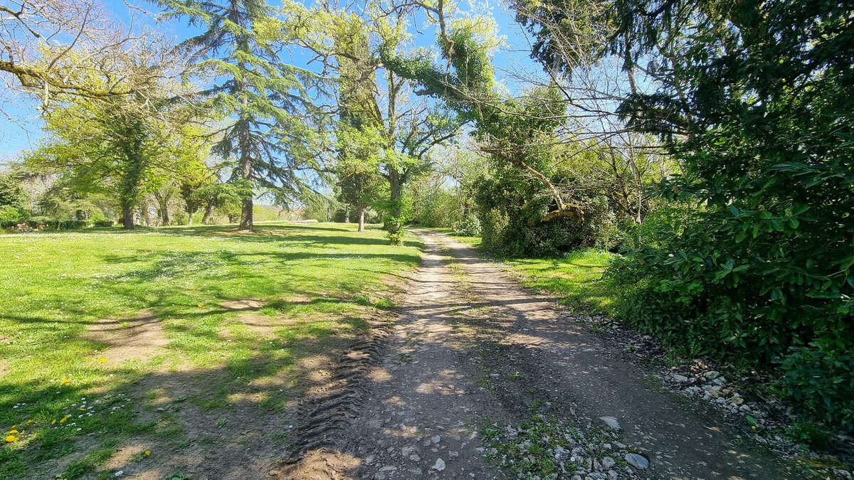 Très beau château datant du XVI ème entièrement rénové au milieu de 50 hectares et ses trois lacs situé dans l - photo 99