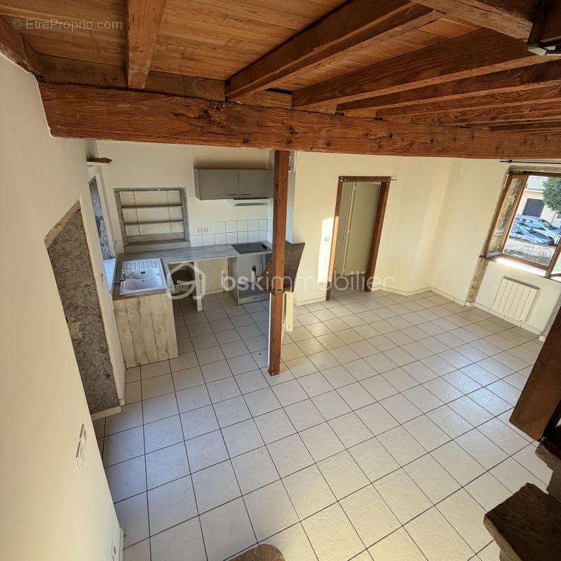 Appartement à SAINT-GENIS-LES-OLLIERES