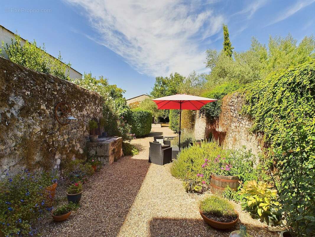 Belle maison de caractère avec jardin privé - photo 13