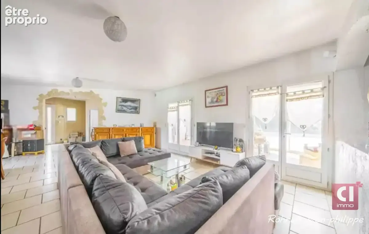 Maison de plain-pied de 213 m² sur 2 056 m² de terrain avec piscine, véranda et double garage Le Luc - photo 7