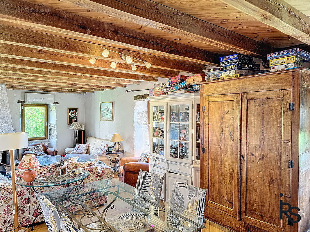 Dans un hameau typique, un ensemble immobilier de 3 maisons avec 8300 m2 de terrain et une vue splendide. - photo 9