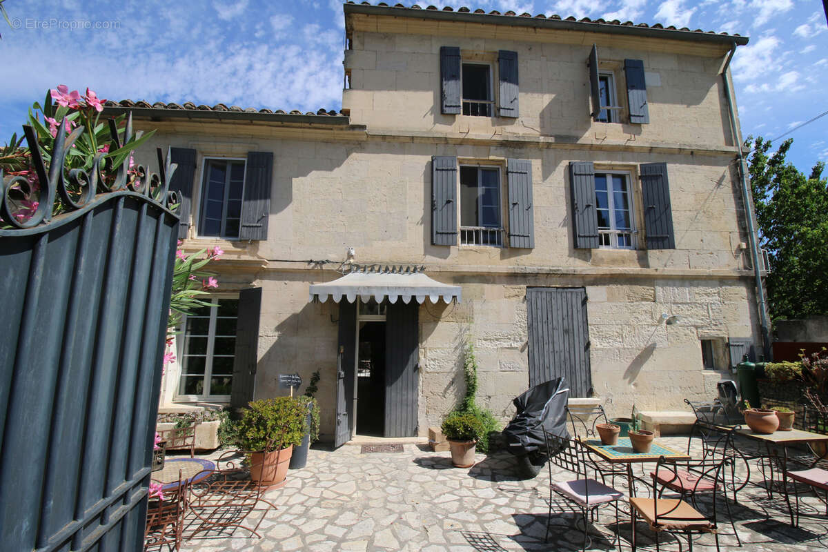 Maison de maître avec jardin, pisicine, parkings. - photo 4
