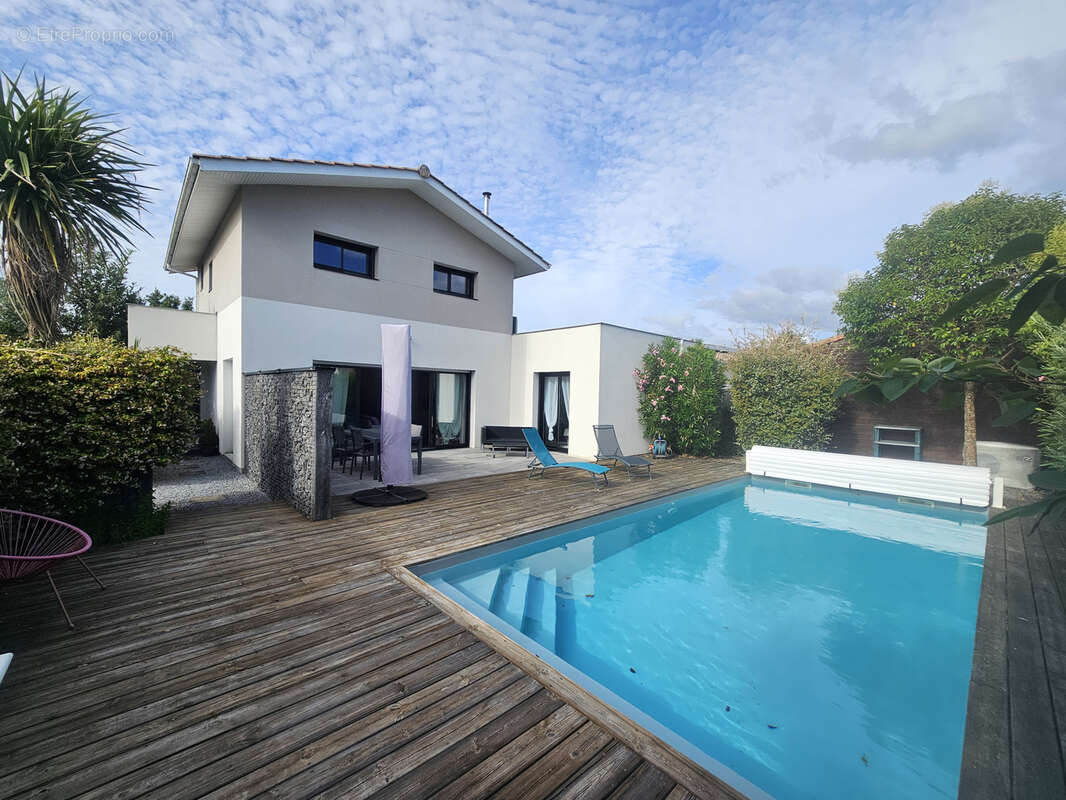 Maison familiale avec piscine à Avensan - photo 2