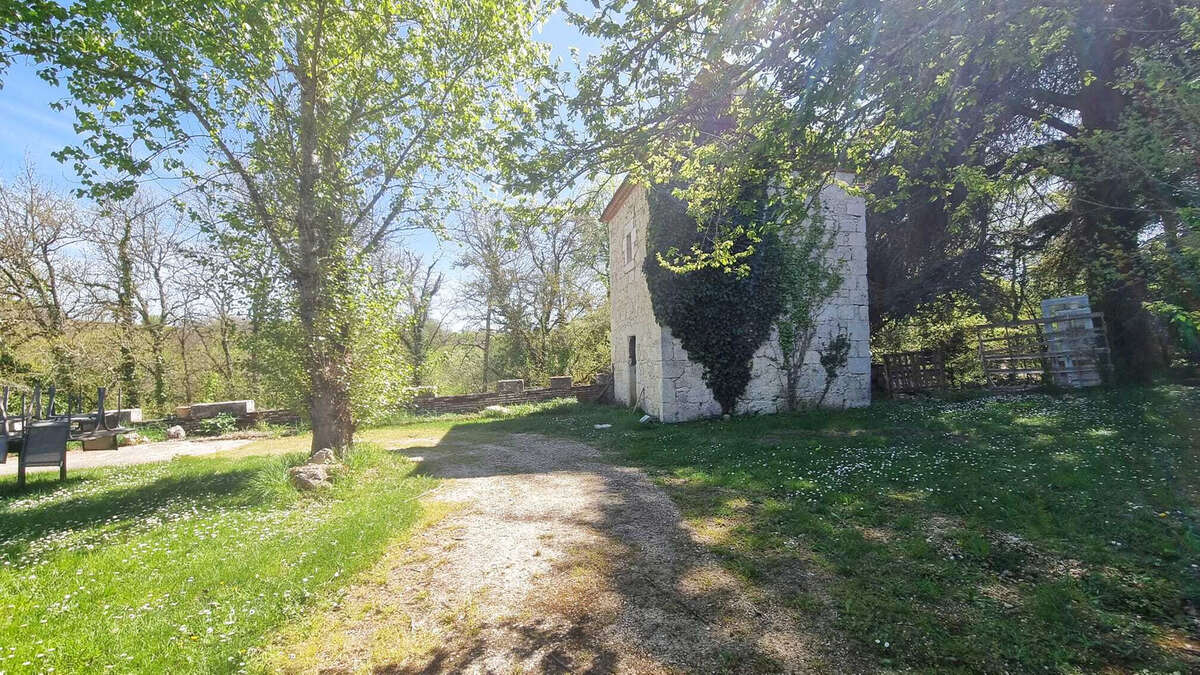 Très beau château datant du XVI ème entièrement rénové au milieu de 50 hectares et ses trois lacs situé dans l - photo 63