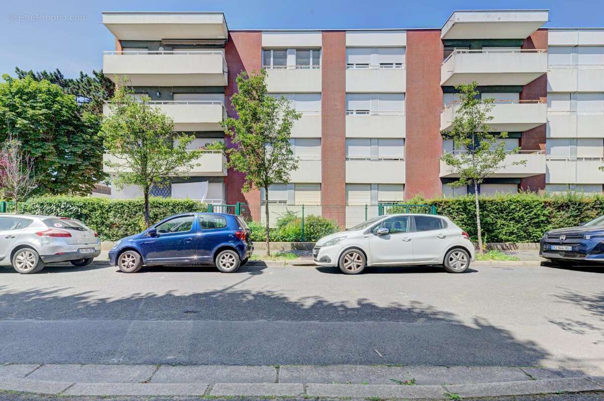 VILLEMOMBLE – À 7 à 8 minutes à pied du RER et du centre-ville, appartement de 27 m² avec cave et place de parking - photo 9