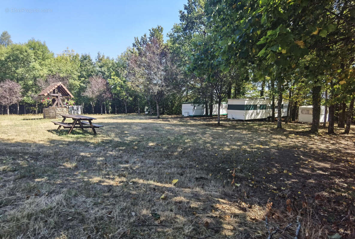 Caravane entrée - Commerce à JUMILHAC-LE-GRAND