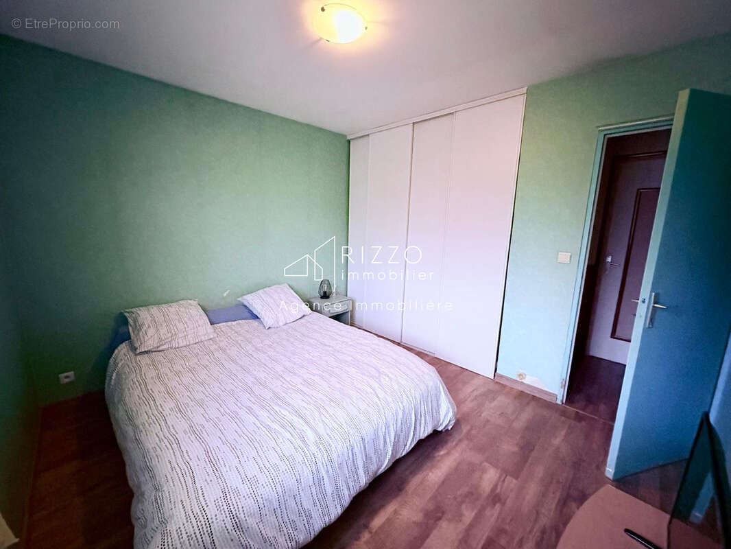 Propriété Multifonctionnelle avec maison d'habitation, grand entrepot et garages. - photo 6