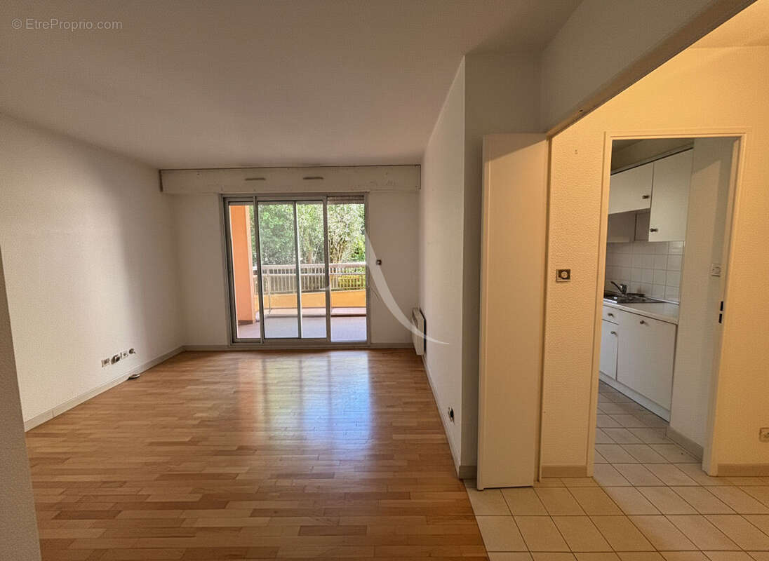 LE CANNET  Appartement  2 pièces 45m² avec terrasse, garage, cave et piscine - photo 8