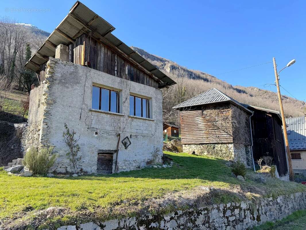 Maison à SAINT-ETIENNE-DE-CUINES