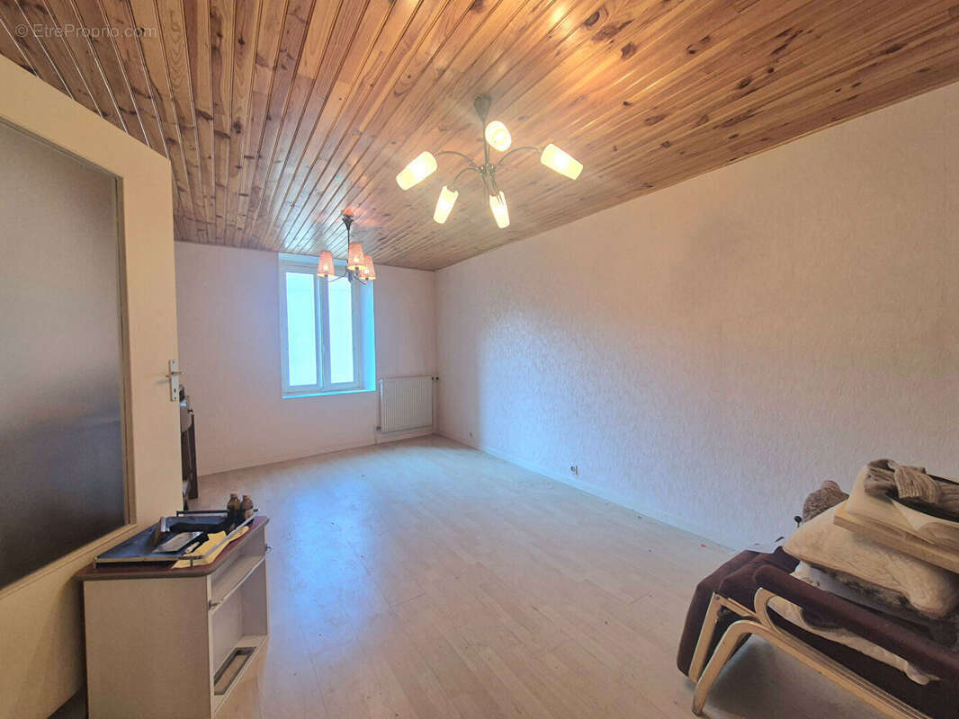 MIREFLEURS / Maison T5 de 115 M2, cour et nombreuses dépendances ! - photo 8