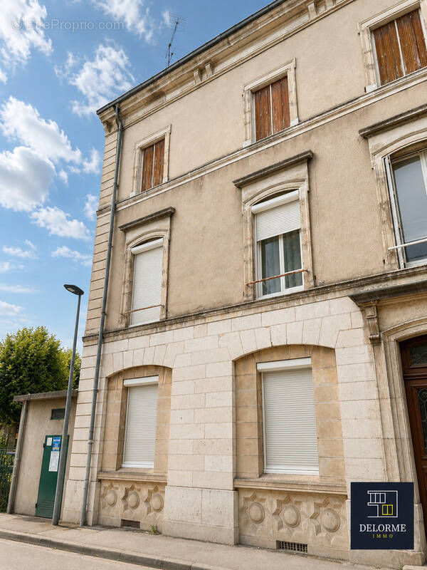T3 de 75 m2 à rénover avec garage et dépendances - photo 1