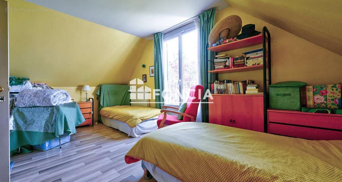 Maison 140 m² à Le Mesnil-Saint-Denis  - photo 7