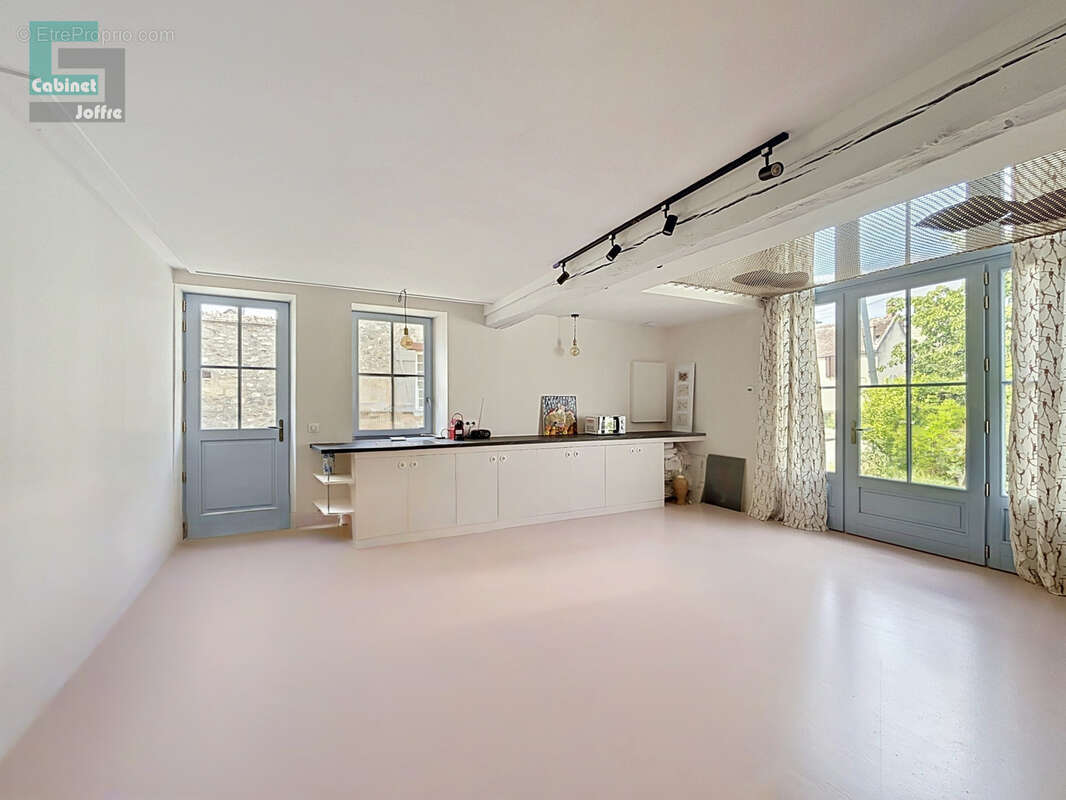 Maison de ville de 61 m2 au sol , idéal Investissement locatif ,atelier d'artiste, profession libérale, local - photo 2