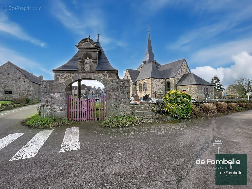 Maison à SAINTE-MARGUERITE-DE-CARROUGES