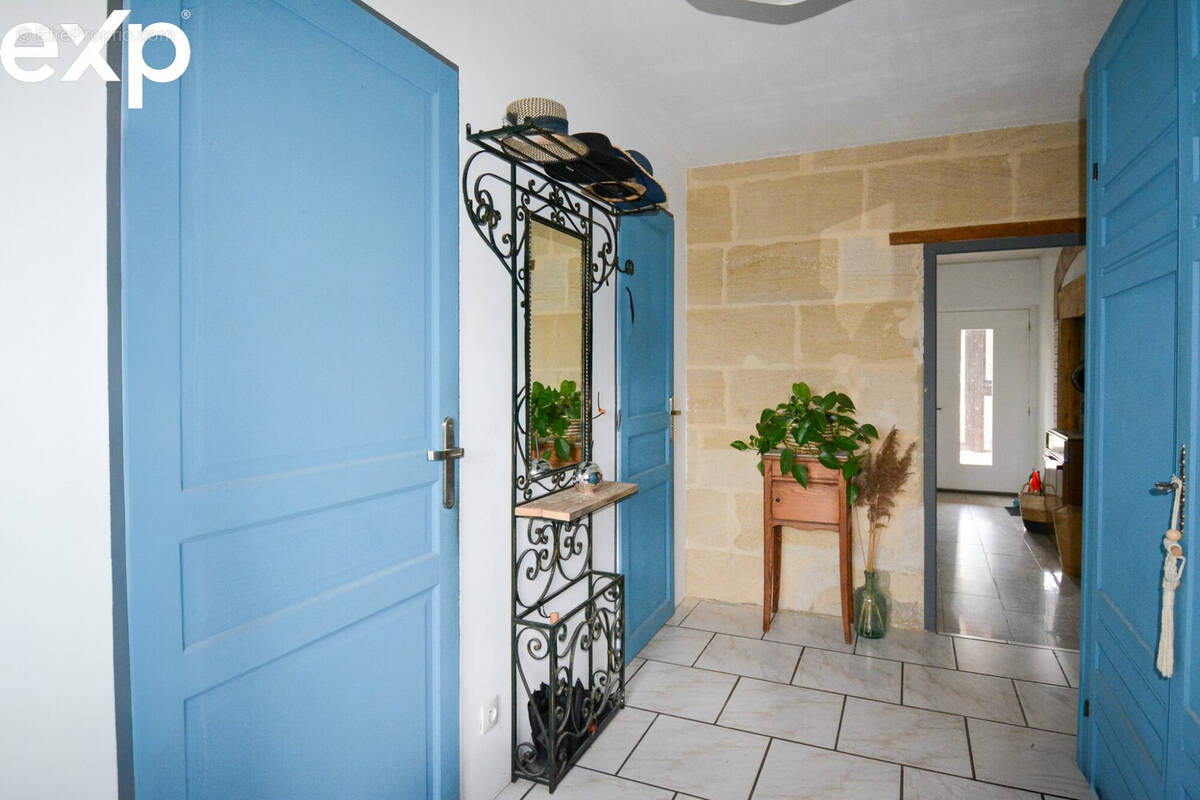 Hall d'entrée spacieux - Maison à CERONS