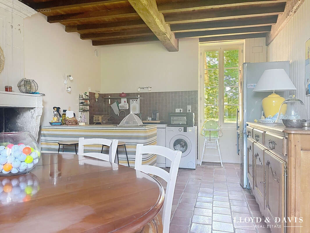 cuisine/salle à manger avec poêleà bois - Maison à SAINTE-RAMEE