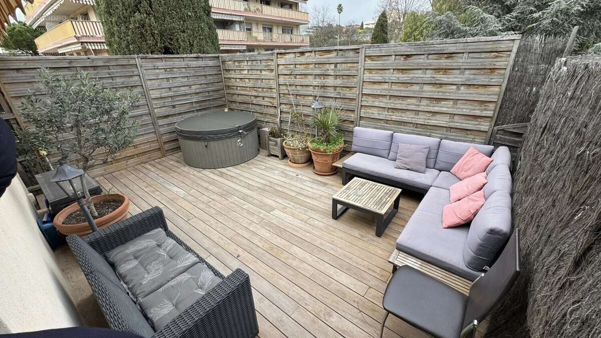 Appartement à SAINT-LAURENT-DU-VAR