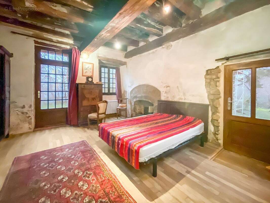 Prieuré du XVe siècle comportant un manoir, une maison d'habitation et une grange - photo 13